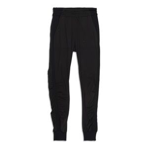 Beyond The Studio Jogger black size 4